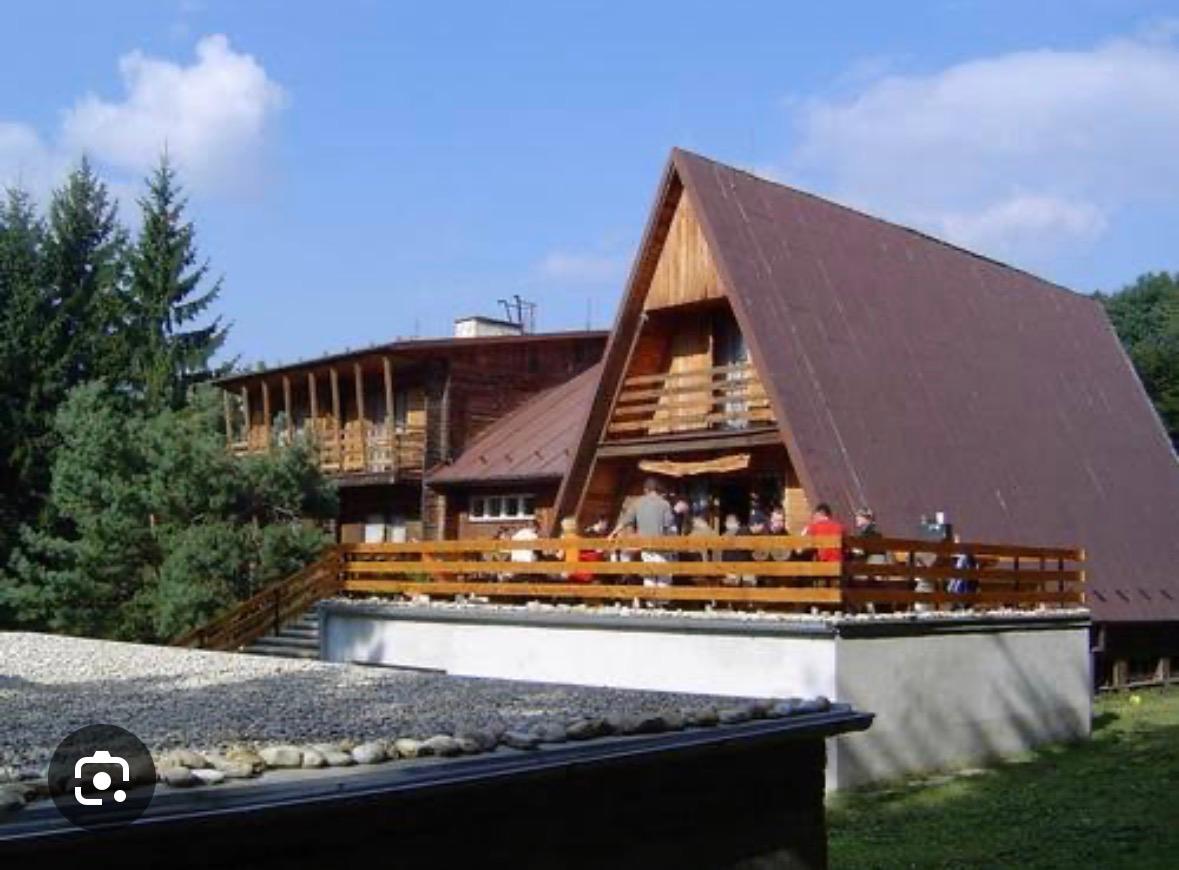 Terasa a bočný pohľad na chatu pod Vrchom